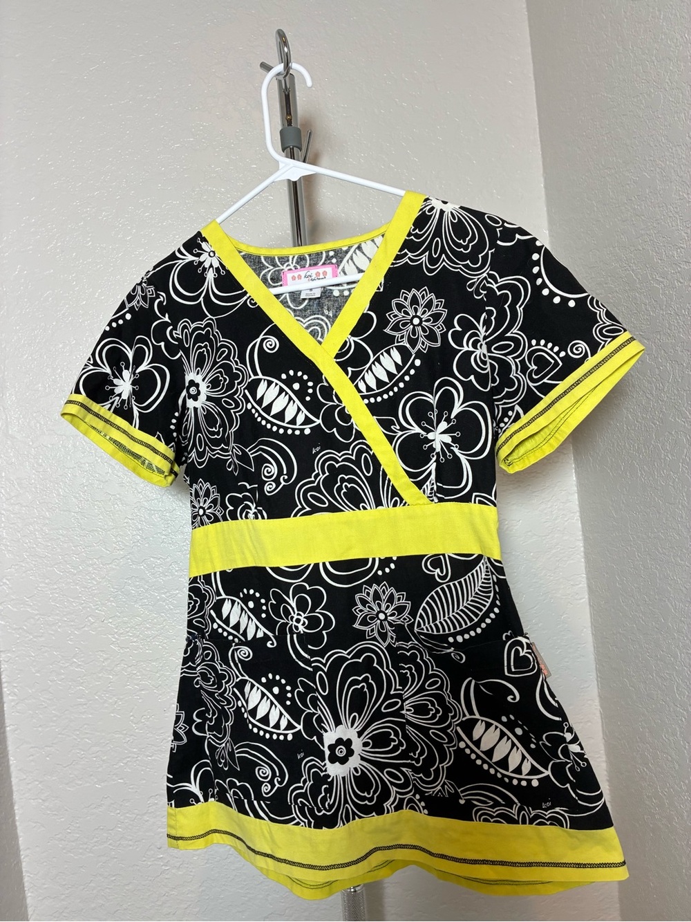 koi Black & Yellow Floral Scrub Top Women’s Size Small Cheery